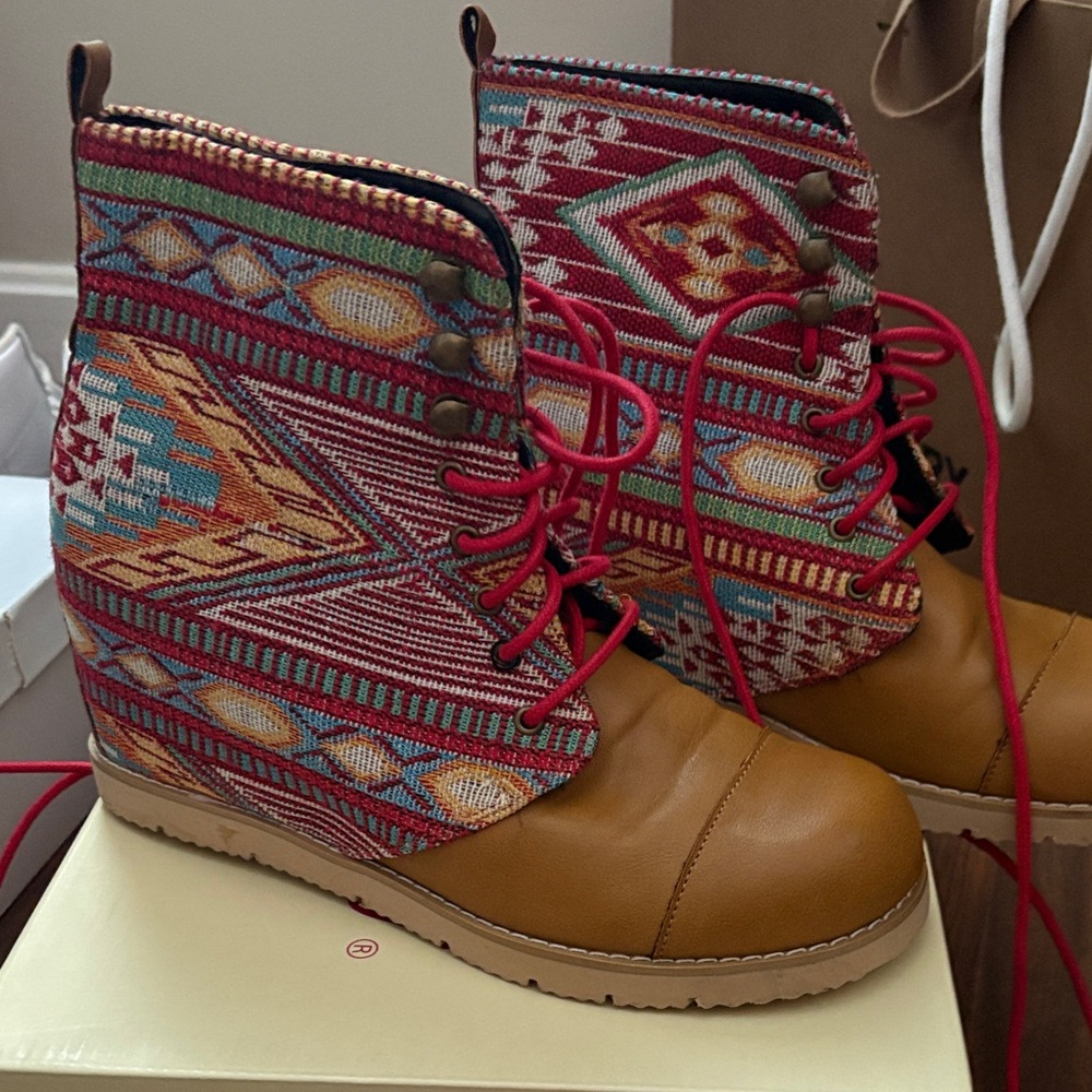 Mojo Moxy Red and Tan Patterned Wedges